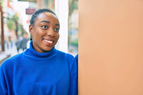 Mladá Africká Americká Žena Šťastně Usmívá Opírající Zeď Městě — Stock fotografie