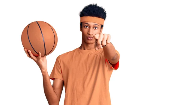 Jovem Afro Americano Segurando Bola Basquete Apontando Com Dedo Para — Fotografia de Stock