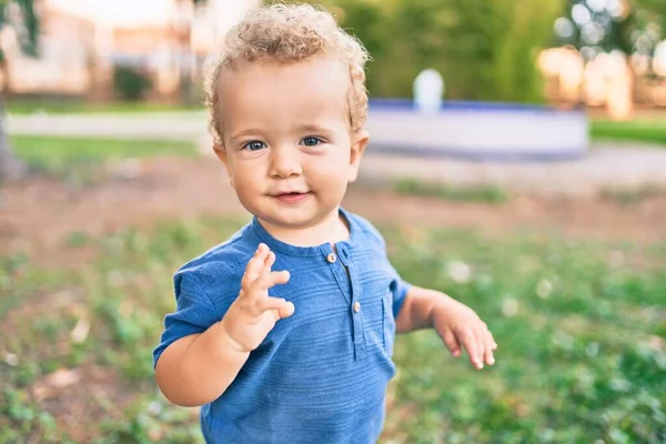 Söt Och Glad Liten Pojke Som Har Roligt Parken Solig — Stockfoto