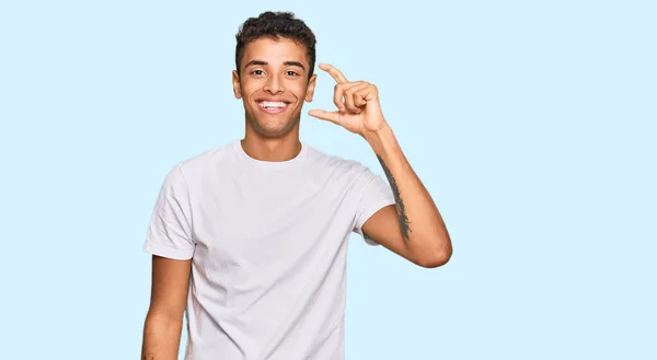 Jovem Homem Afro Americano Bonito Vestindo Camisa Branca Casual Sorrindo — Fotografia de Stock