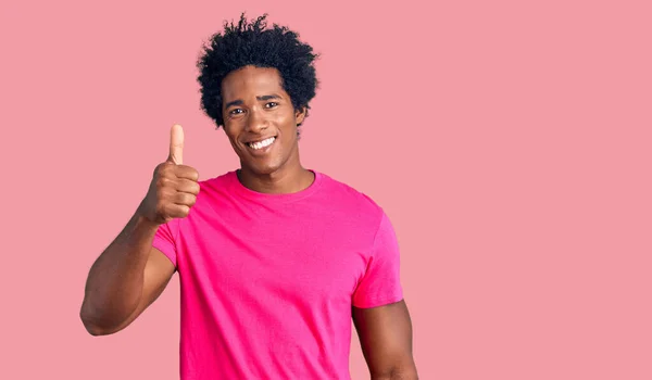 Hezký Africký Američan Afro Vlasy Sobě Ležérní Růžové Tričko Úsměvem — Stock fotografie