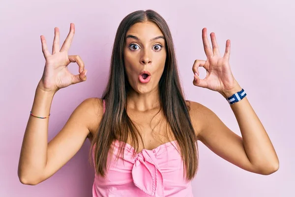 Young Hispanic Woman Wearing Casual Style Sleeveless Shirt Looking Surprised — Stok fotoğraf