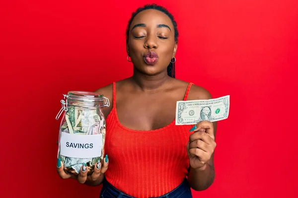 Молода Афро Американська Жінка Яка Тримає Банку Заощадженнями Долар Банкноти — стокове фото