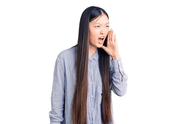 Молодая Красивая Китаянка Повседневной Рубашке Кричащая Громко Бок Рукой Губах — стоковое фото