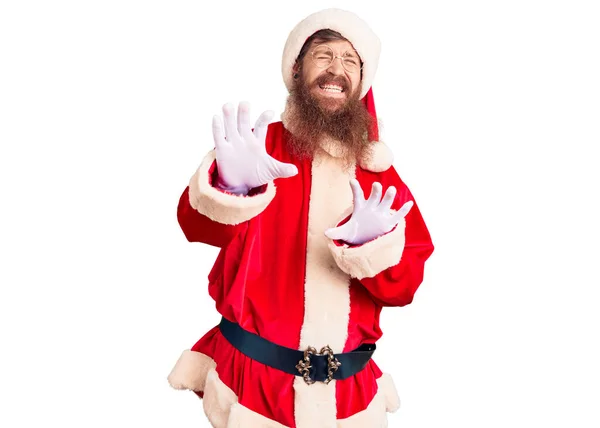 Uzun Sakallı Yakışıklı Kızıl Saçlı Noel Baba Kostümü Giyen Tiksindirici — Stok fotoğraf