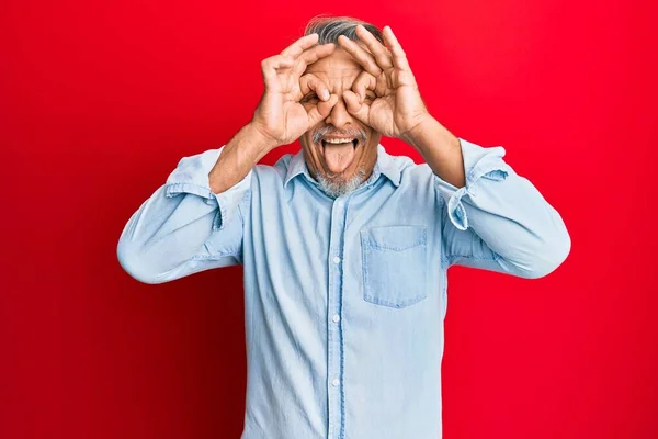 Hombre Pelo Gris Mediana Edad Que Usa Ropa Casual Haciendo —  Fotos de Stock