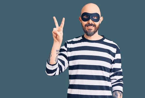 Jonge Knappe Man Met Een Inbraakmasker Met Vingers Nummer Twee — Stockfoto