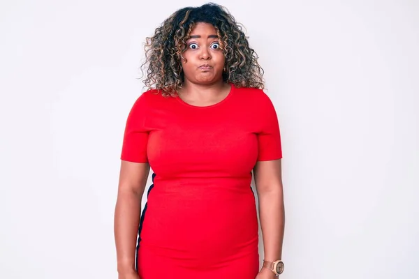 Mladá Afroameričanka Velká Žena Neformálním Oblečení Nafoukané Tváře Legračním Obličejem — Stock fotografie