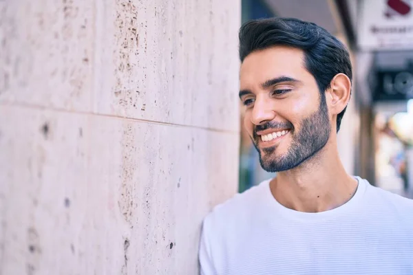 Jeune Homme Hispanique Souriant Heureux Appuyé Sur Mur Ville — Photo