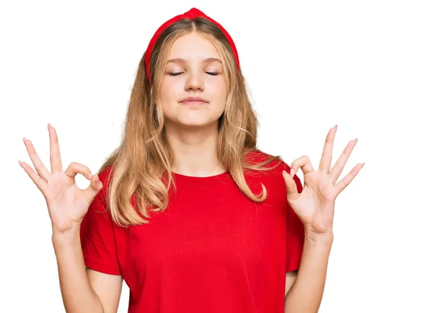 Hermosa Chica Caucásica Joven Con Camiseta Roja Casual Relajarse Sonreír —  Fotos de Stock