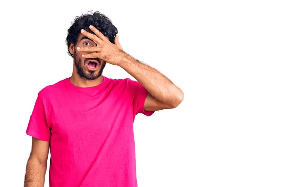 Beau Jeune Homme Aux Cheveux Bouclés Ours Portant Shirt Rose — Photo