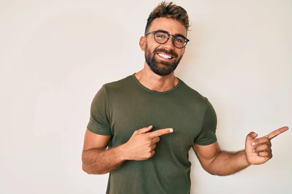 Junger Hispanischer Mann Lässiger Kleidung Und Brille Der Lächelnd Die — Stockfoto