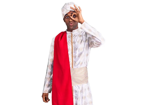 Afrikansk Stilig Man Bär Tradition Sherwani Saree Kläder Gör Gest — Stockfoto