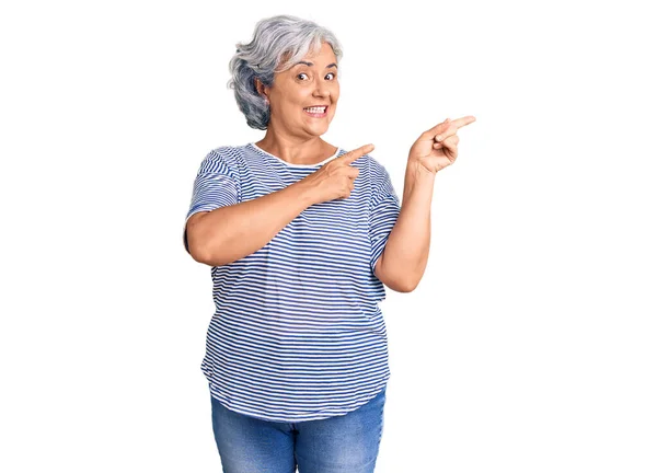 Mulher Sênior Com Cabelos Grisalhos Vestindo Roupas Listradas Casuais Sorrindo — Fotografia de Stock