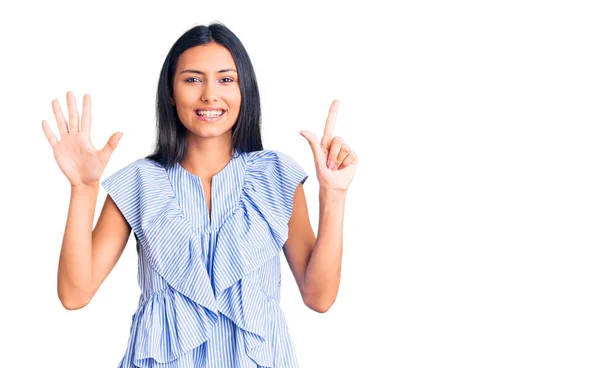 Menina Latina Bonita Nova Vestindo Roupas Casuais Mostrando Apontando Para — Fotografia de Stock