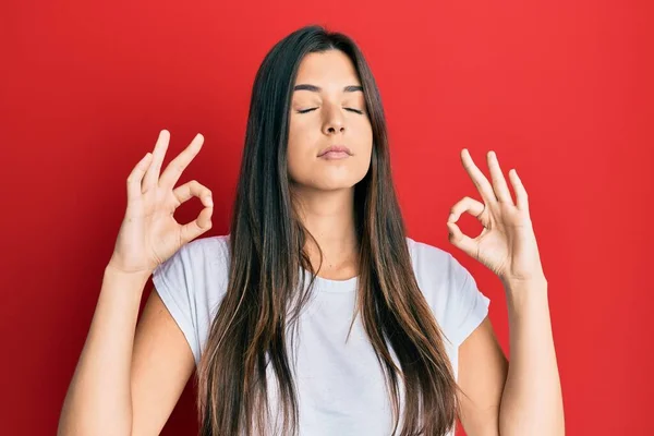 Jovem Morena Vestindo Camiseta Branca Casual Sobre Fundo Vermelho Relaxar — Fotografia de Stock