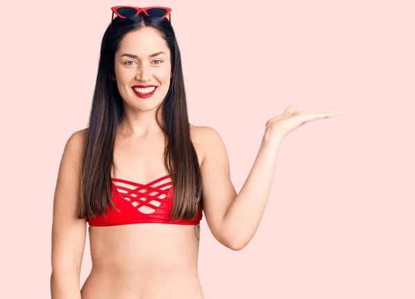 Joven Hermosa Mujer Caucásica Con Bikini Sonriente Alegre Presentando Señalando — Foto de Stock