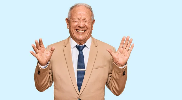 Starszy Biały Mężczyzna Garniturze Biznesowym Krawacie Świętujący Sukces Podniesionymi Ramionami — Zdjęcie stockowe