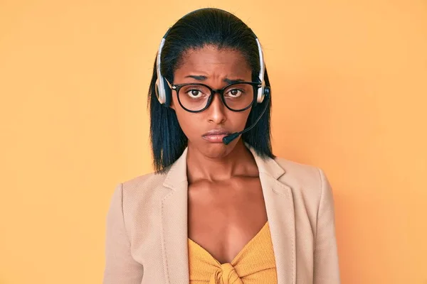 Mujer Afroamericana Joven Que Usa Auriculares Agente Centro Llamadas Deprimida —  Fotos de Stock