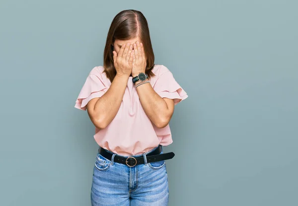 Mulher Branca Bonita Vestindo Roupas Casuais Com Expressão Triste Cobrindo — Fotografia de Stock