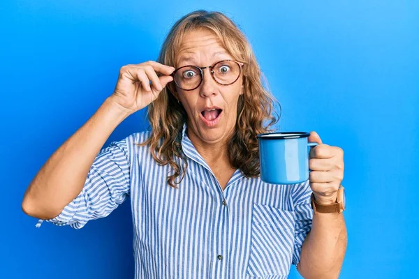 Mulher Loira Meia Idade Usando Óculos Bebendo Uma Xícara Café — Fotografia de Stock