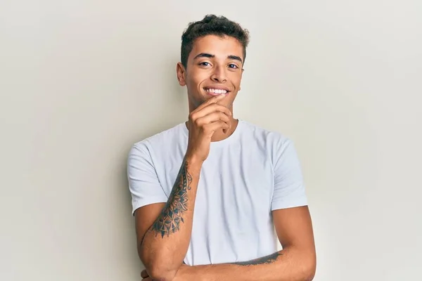 Joven Hombre Afroamericano Guapo Con Camiseta Blanca Casual Sonriendo Mirando — Foto de Stock