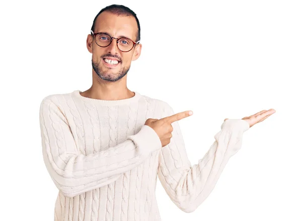 Homem Bonito Jovem Vestindo Roupas Casuais Óculos Espantado Sorrindo Para — Fotografia de Stock