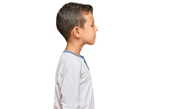 Urocze Dziecko Rasy Kaukaskiej Luźnych Ubraniach Patrząc Bok Zrelaksować Się — Zdjęcie stockowe