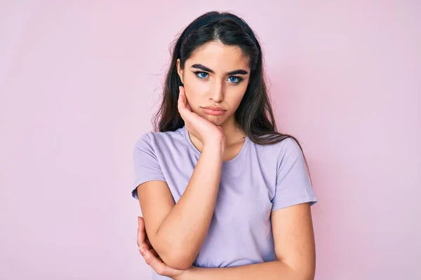 Brunette Tiener Meisje Dragen Casual Kleding Denken Kijken Moe Verveeld — Stockfoto