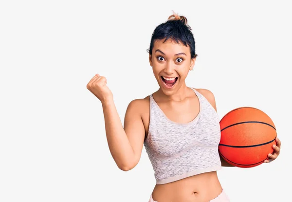 Mujer Joven Sosteniendo Pelota Baloncesto Gritando Orgulloso Celebrando Victoria Éxito —  Fotos de Stock