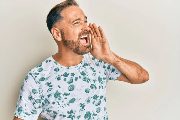 Bonito Homem Meia Idade Vestindo Roupas Casuais Gritando Gritando Alto — Fotografia de Stock