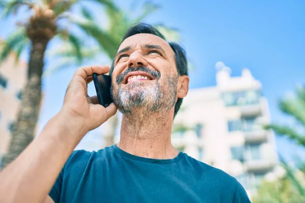 Uomo Mezza Età Con Barba Sorridente Felice All Aperto Parlando — Foto Stock