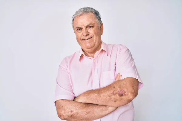 Homem Cabelos Grisalhos Sênior Vestindo Roupas Casuais Rosto Feliz Sorrindo — Fotografia de Stock