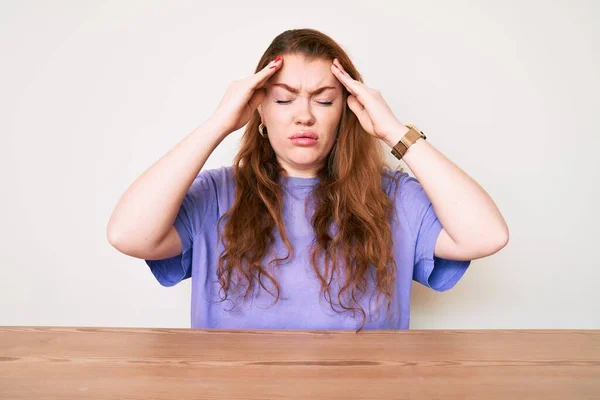 Mujer Pelirroja Joven Con Ropa Casual Sentada Mesa Sufriendo Dolor — Foto de Stock