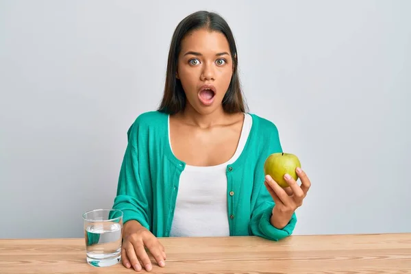 Bella Donna Ispanica Bere Bicchiere Acqua Mangiare Mela Heatlhy Spaventato — Foto Stock