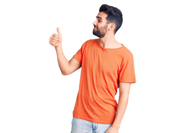 Joven Hombre Guapo Con Barba Vistiendo Una Camiseta Casual Luciendo —  Fotos de Stock