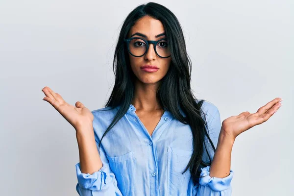 Vacker Latinamerikansk Kvinna Klädd Affärskläder Och Glasögon Ledsna Och Förvirrade — Stockfoto
