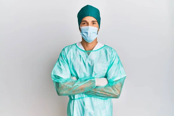 Joven Hombre Guapo Con Uniforme Cirujano Máscara Médica Cara Feliz —  Fotos de Stock