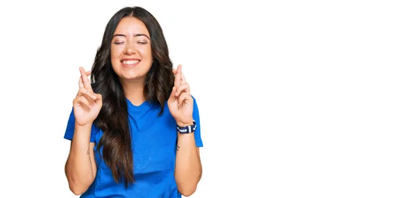 Mulher Jovem Morena Bonita Vestindo Roupas Casuais Gesticulando Dedo Cruzado — Fotografia de Stock