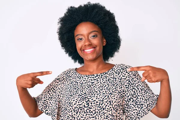 Jovem Afro Americana Vestindo Roupas Casuais Parecendo Confiante Com Sorriso — Fotografia de Stock
