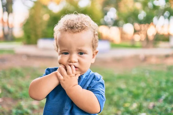 Sorglig Liten Pojke Sätta Fingrar Munnen Röra Tandkött Eftersom Tandvärk — Stockfoto