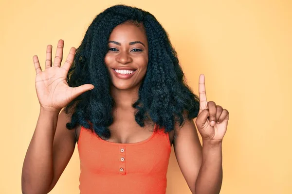 Schöne Afrikanische Frau Trägt Lässige Kleidung Und Zeigt Mit Finger — Stockfoto