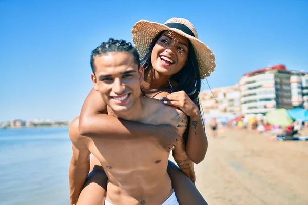 Молода Латинська Пара Купальнику Посміхається Щаслива Прогулянка Пляжі — стокове фото