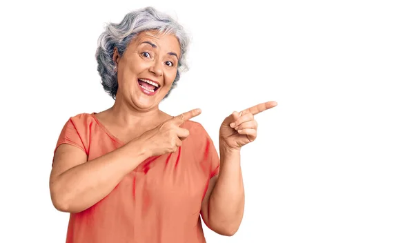 Ηλικιωμένη Γυναίκα Γκρίζα Μαλλιά Που Φοράει Πορτοκαλί Μπλουζάκι Χαμογελώντας Και — Φωτογραφία Αρχείου