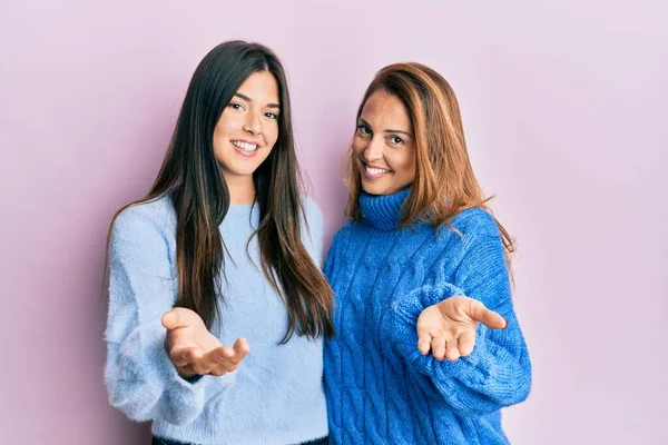 Famiglia Ispanica Madre Figlia Che Indossa Maglione Invernale Lana Sorridente — Foto Stock