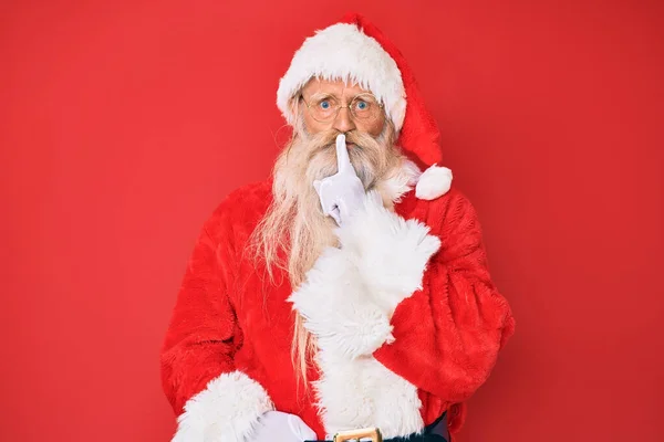 Stařec Šedivými Vlasy Dlouhými Vousy Tradičním Kostýmu Santa Clause Žádá — Stock fotografie