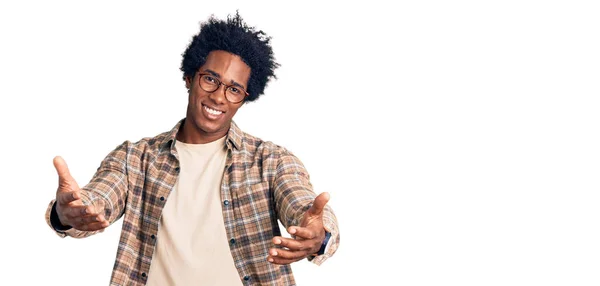 Schöner Afrikanisch Amerikanischer Mann Mit Afrohaaren Lässiger Kleidung Und Brille — Stockfoto