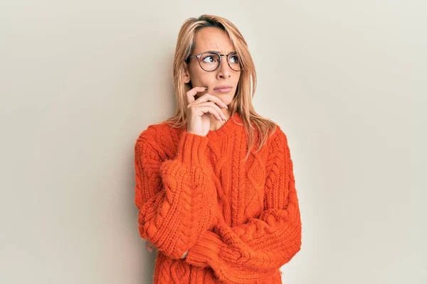 Mulher Loira Bonita Vestindo Roupas Casuais Óculos Pensando Concentrou Sobre — Fotografia de Stock