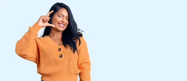 Hispanische Frau Mit Langen Haaren Lässigem Winterpullover Lächelnd Und Selbstbewusst — Stockfoto