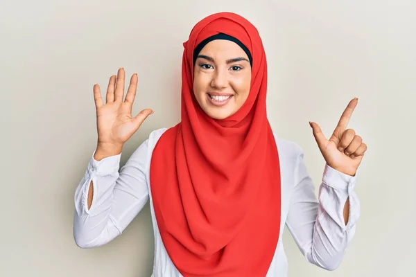 Jovem Bela Menina Hispânica Vestindo Tradicional Lenço Islâmico Hijab Mostrando — Fotografia de Stock